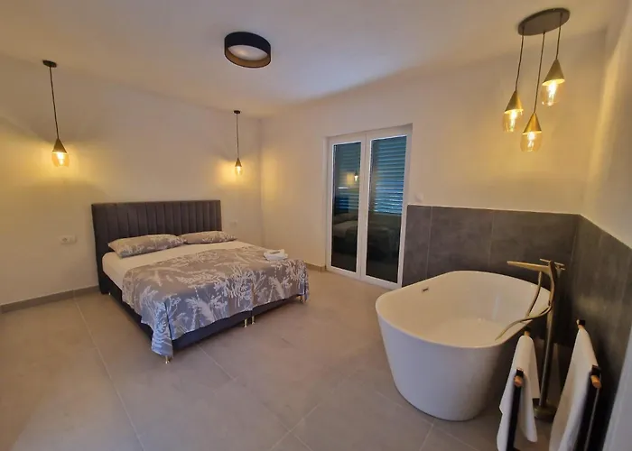 Dom wakacyjny Nino With Amazing Swimming Pool Slatine